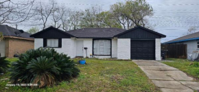 3BR Spacious Home with Backyard